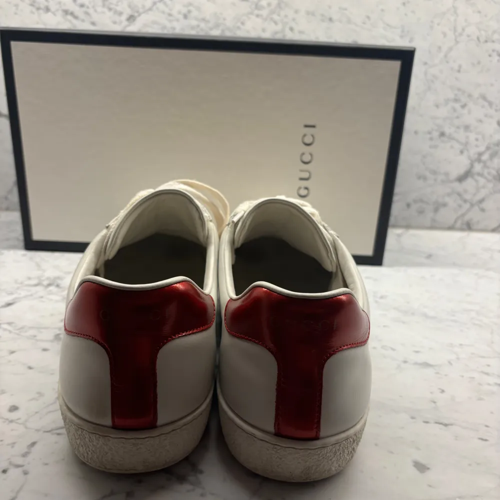 Säljer mina jätte fina Gucci sneakers i storlek 45. Inköpta på Gucci Stockholm för 8000kr. Skorna är i jätte fint skick, knappt använda. Alla original tillbehör (box, snören m.m.) ingår självklart! Hör av dig vid funderingar. Inga returer. Mvh Sebbe.. Skor.