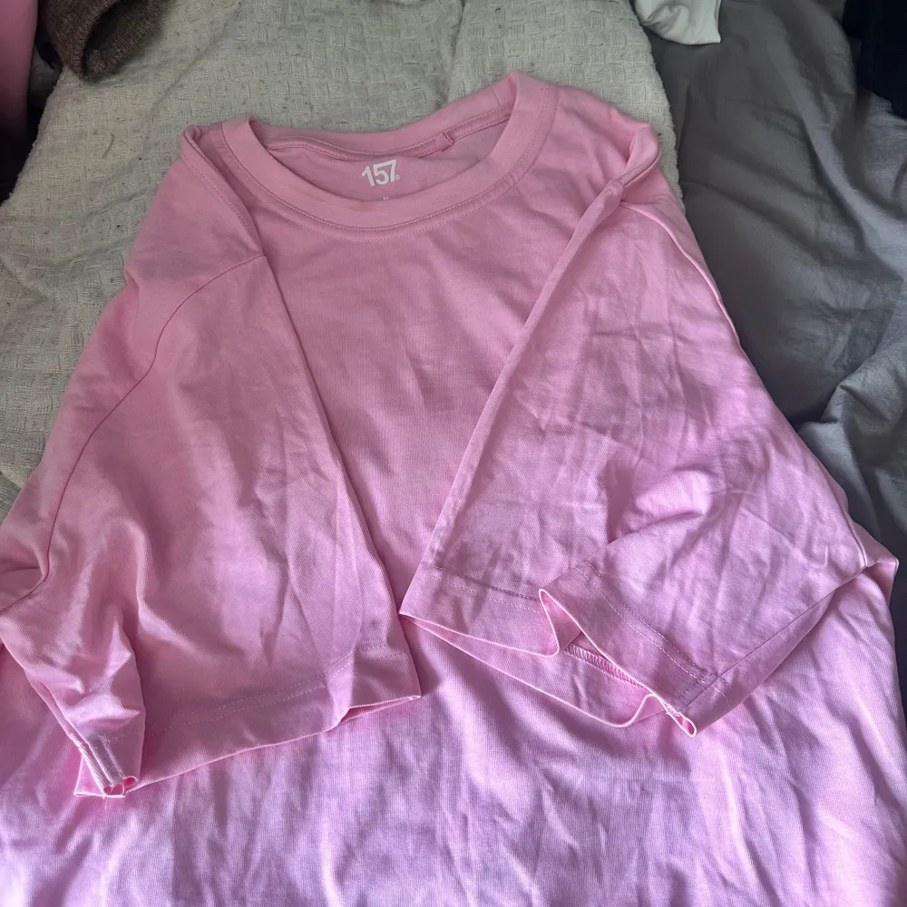 Jättesöt rosa vanlig t shirt från lager 157 jätte bra skick använt en gång. T-shirts.