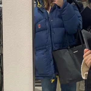 Fjällräven expedition down jacka - Säljer nu min fjällräven jacka då jag tröttnat på den och vill ha någon annan jacka nu till vintern. Jag älskar denna jacka för den är sååå varm och jätteskön! Strlk xxs men skulle mer säga xs-s. Inga  slitage. Köpt förra året