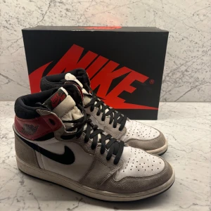 Nike Aor Jordan 1 High ”smoke grey” - Säljer mina jätte fina Nike Air Jordan 1 High ”smoke grey” i storlek EUR46/US12. Skorna är i bra men använt skick. Original box ingår. Hör av dig vid funderingar! Inga returer. Mvh Sebastian