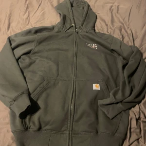 Carharrt zip-hoodie - Carharrt plagg i ruggigt bra kvalite och skick, tveka inte på o höra av dig om fler bilder eller andra frågor!