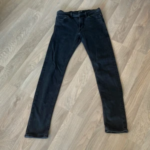 Replay jeans - Snygga replay jeans inget fel på dom bara att dom är lite skrynkliga men det fixas självklart vid köp. 9/10 skick vårat pris är 399