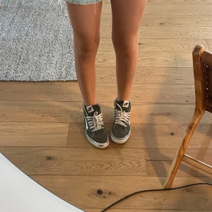 Vans skor - Säljer mina populära vans skor då jag har många andra skor jag använder oftare! Dem är i den mossgröna färgen och suuper snygga!! Storlek 37 men passar mig som har 38/39. Nypris 850, liten slitning på vänstra framsida (se bild) därav de billiga prise