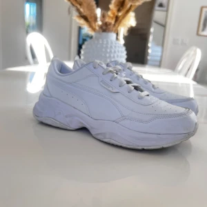 Puma skor!! - Skorna är i väldigt fint skick! Hör av er vid frågor eller funderingar!👟💞
