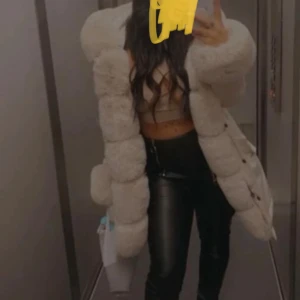 Vinter jacka  - Storlek 38 passar även 36.  Aldrig använt den så den är som ny. 