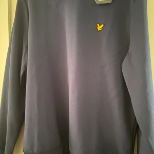Lyle&Scott tröja - Helt ny lyle&scott tröja med tag  Nypris runt 700kr  Storlek M Säljs för det inte är min storlek