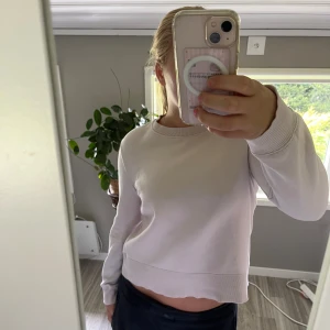 Ljusrosa zara tröja - Använd tröja då dne är lite urtvättad men fortfarande i fint skick!💞