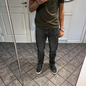 Jack and Jones jeans - Säljer mina Jack and Jones jeans i storlek 29/32. Det är i mycket bra skick och nypris är 600 kr. Det saknas en knapp på byxan men det syns inte när man har på sig det(jag använder bälte). Skriv om ni vill se så skickar jag.Kom gärna med prisförslag!