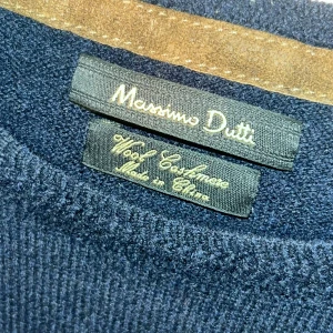 Massimo Dutti Tröja - Säljer En fin Massimo Dutti tröja i bra skick i ull och Kashmir. Storlek M men liten i storleken så passar S också.