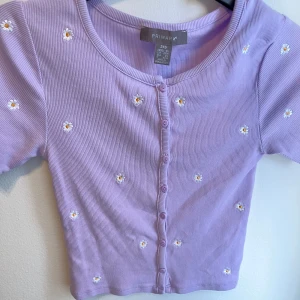 Kort-armad tröja  - Tröjan är väldigt fin för till exempel titt barn. Änvänds ett par gånger.