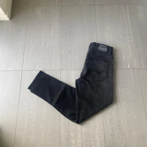 Replay Jeans  - Säljer nu dessa svarta replay jeans, skriv för fler bilder/frågor🙌🏼