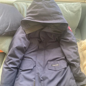 Canada goose jacka - Canada goose jacka i storlek S, tjock och perfekt för vintern, Langford parka modell, pris kan diskuteras kom pm för mer info! 