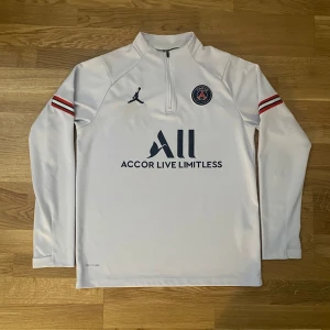 PSG tracksuit - Bara tröjan finns och är i väldigt bra skick. Storlek S men passar M. Skicka dm för mått osv