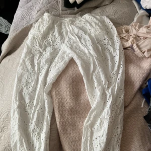 Linnebyxor - Broderade linnebyxor!! I storleken S och regulare längd i benen!!❤️