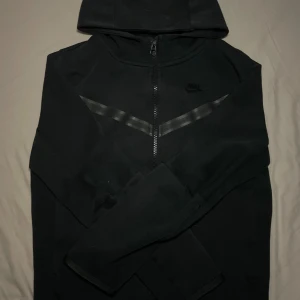 Nike tech fleece - Skick 6/10. Använd väldigt mycket