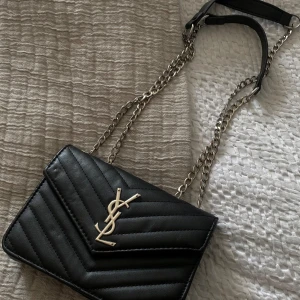 Väska  - Snygg väska köpt i italien! Dragkedja och fack finns!