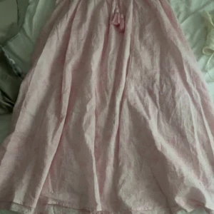 Långkjol från gina. - Jag säljer denna fina lång kjolen från gina tricot. Den har varit använt 1 gång. ❤️❤️