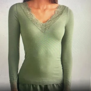Intimissimi tröja med spets. - Jätte snygg och oandvänd intimissimi tröja i grönt, original pris 449kr  Skriv för privata bilder💗