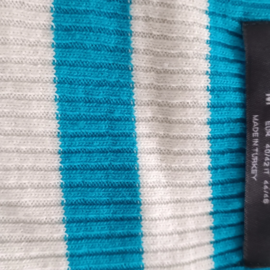 Vit kofta med blåa ränder - 91