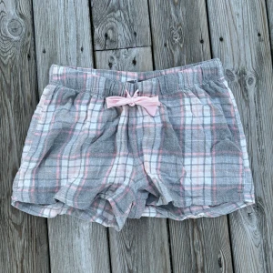 Pyjamasshorts - Säljer dessa supersöta pyjamasshortsen i stl 170, fint skick. Tror dem är ifrån lindex.