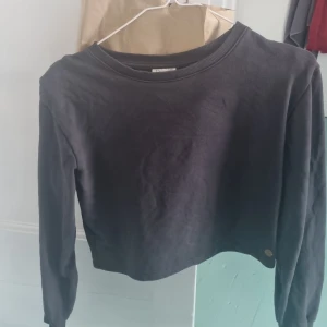 Croppad tjocktröja - Hej! Säljer denna croppade mörkgrå tröja då den inte används. Passar mig även fast jag har strl 164/s/xs. Kontakta vid frågor, bilder m.m. 