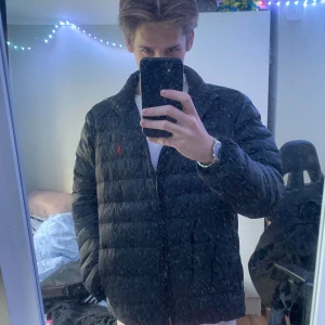Ralph Lauren Jacka💵 - Säljer nu denna goding då jag behöver en väst, bör vara äkta, har QR kod, normala stygn, logga osv.. Pris inte hugget i sten📈