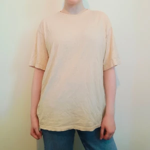 Beige t-shirt - Från HM divided, strl xxs (är oversized så är snarare en L)