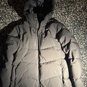 Sail racing jacka  - Hej! Nu säljer jag min Sail racing jacka då jag köpt en ny och inte längre använder denna. Storlek M. Nypris (4500 kr). Priset kan diskuteras vid snabb affär. Kan både frakta och mötas!