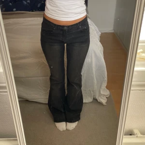 Lågmidjade bootcut jeans - Lågmidjade gråa bootcut jeans med fina märken på fickorna där bak. Storlek 38 och passar mig som vanligtvis har 36. De är stretchiga och sitter jätteskönt. Köpte second hand. 