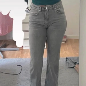 Staright jeans  - Gråa Straight jeans från Gina Tricot i helt nyttskick, aldrig använda! Dom är i storlek 38! 🩶