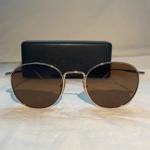 Chimi solglasögon  - Chimi solglasögon i modellen round brown . solglasögonen är i bra skick och utan några repor då jag inte har använt den då jag har fått den i present då den är liten för mitt ansikte och det var därför jag bestämde mig för att sälja den