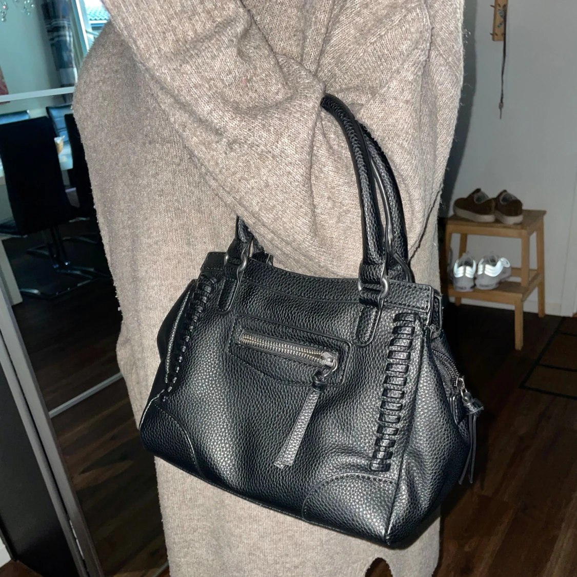 Svart handväska med dragkedja inkl band - 90
