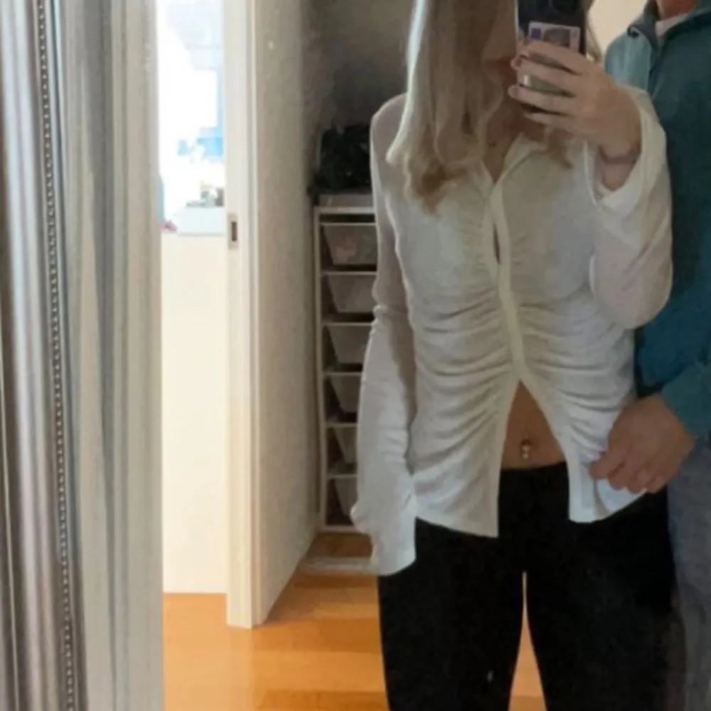 Säljer denna snygga blus från zara. Använd fåtal gånger och är super snygg! Är i storlek M men är som S också. Köpt för 400kr. Puserot.