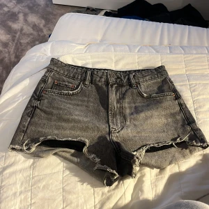 Zara jeans shorts  - Jättefina jenas shorts från zara storlek 36 men passar mindre☺️