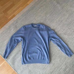 Blå stickad tröja - Bra skick ock knappast använd. Kan diskutera pris vid snabb affär 