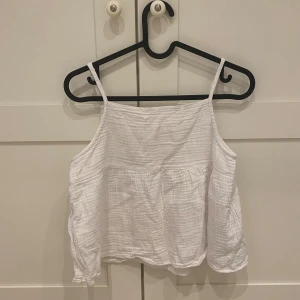 Vit topp/blus - Vit Blus från Gina Young. Säljer för att den inte kommer till användning. 