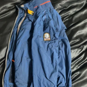 Parajumper windbreaker - En snygg windbreaker som inte är andvänd på länge skick 7:5/10 Den är bra på hösten och våren!