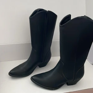 Nya boots från Gina Tricot  - Endast testade  Boots från Gina Tricot i storlek 36 