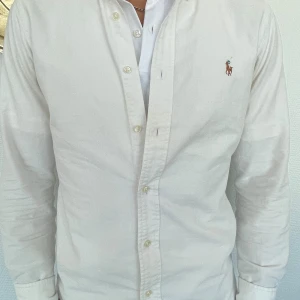 POLO SKJORTA  - S, slim fit skjorta. Har använt den några gånger men den är it sönder någon stans. Skcikar med instabox. Posten betalar ni själv