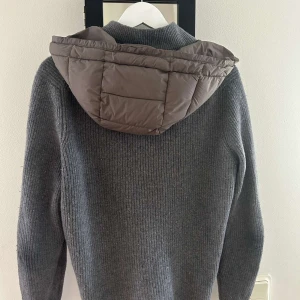 Massimo Dutti cardigan - Snygg cardigan med avtagbar luva. Tyvärr har luvan släppt lite på höger sidan men går enkelt att sy fast och det är inget som stör eller märks. 