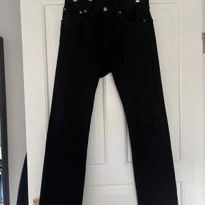 Riktigt schyssta svarta Levis 501 jeans, skick 9/10 använda 5 gånger. Nypris 1100kr 