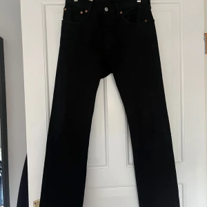 Levis 501  - Riktigt schyssta svarta Levis 501 jeans, skick 9/10 använda 5 gånger. Nypris 1100kr 