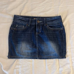 Mini jeans kjol - Låg midja, snygg o bra skick 😊midjemått 39cm, längd 32cm ❤️ bra skick 