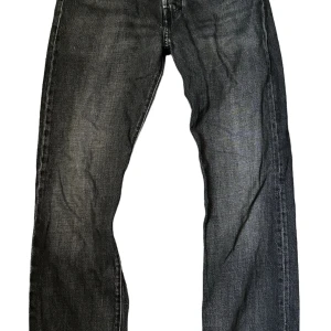 Svarta Levis 501 jeans - Säljer ett par klassiska svarta Levis 501 jeans. De har en rak passform och är tillverkade i slitstarkt denim. Bara att fråga vid funderingar.