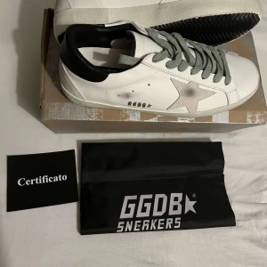Golden Goose skor - Säljer ett par stilrena Golden Goose sneakers i storlek 43. Skorna är i nyskick med originalkartong och certifikat