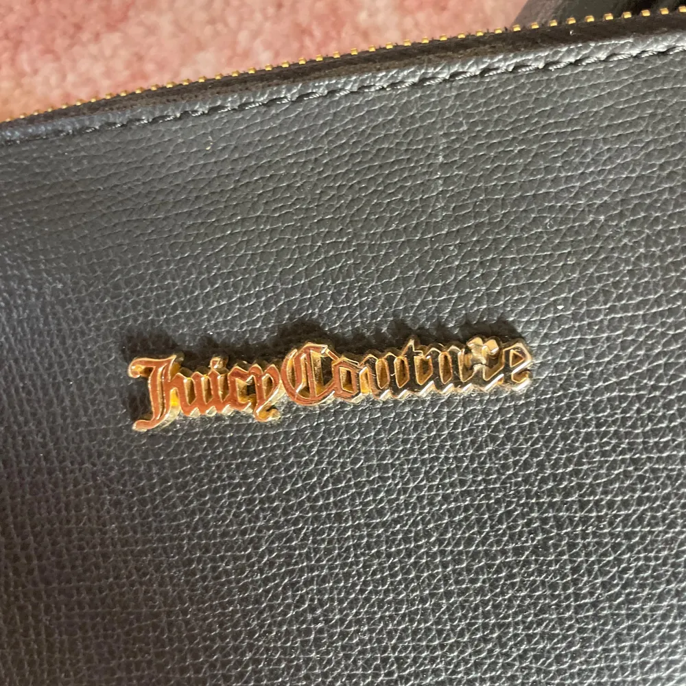 juicy couture väska med guldiga detaljer. Går att ha som på bild 1 men även att dela upp dom. . Väskor.