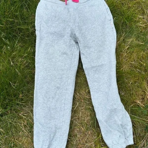 Mysbyxor/träningsbyxor  - Användes väldigt mycket som liten som mysbyxor. Forfarande topp skick! 134-140 i storlek 