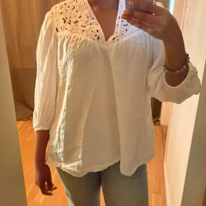 Vit blus  - Storlek 34, sälja eftersom den inte kommer till användning.