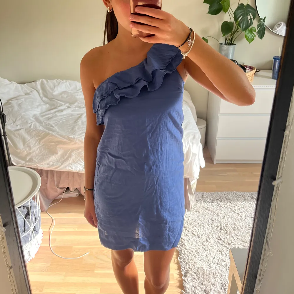 Super söt one shoulder klänning! Den är i storlek m men skulle säga att den är ganska liten i storlek och därmed även passar s💕. Mekot.