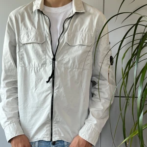 Cp Company overshirt - Tja säljer nu denna sjukt feta Lyle and scott overshirten i färgen grå. skick 8/10 modellen på bilden är 180cm lång tag går även att scanna. Bara att höra av sig vid frågor eller funderingar mvh Viggo💯